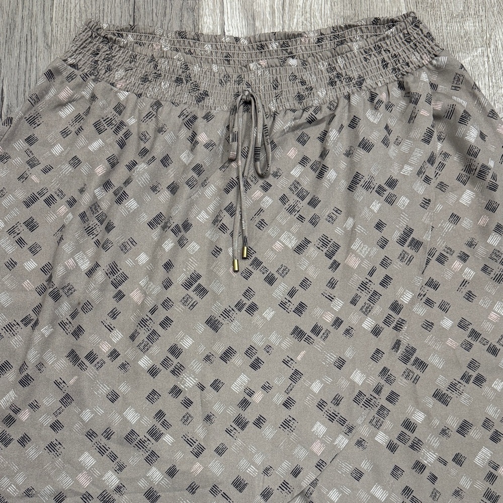 Chic High-Low Patterned Skirt - Picture 2 of 10